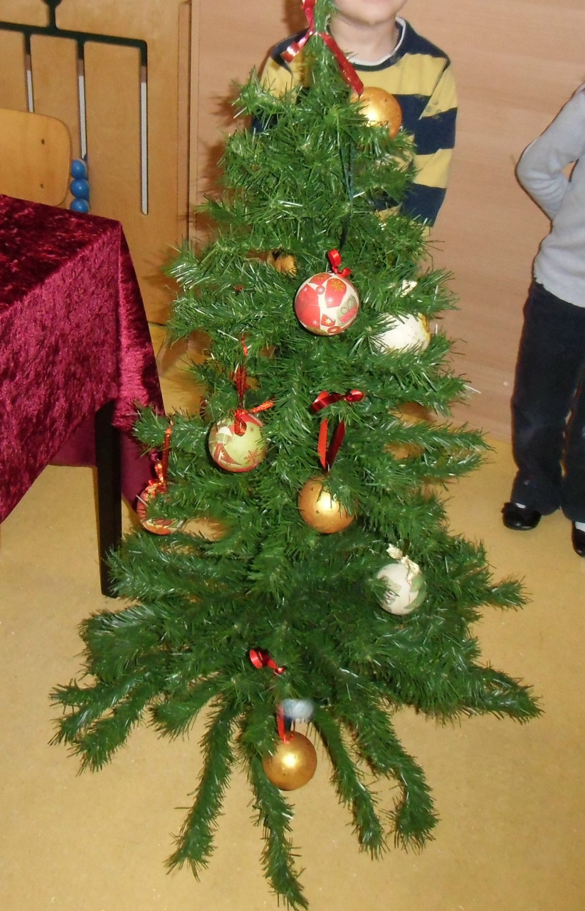 Tannenbaum mit den von Kindern gestalteten Weihnachtskugeln