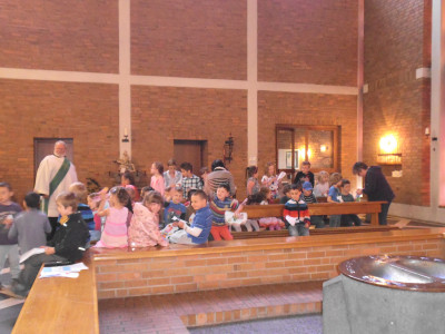Kinder in der Pfarrkirche St. Paulus