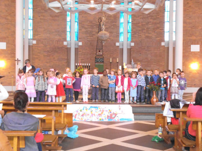 Maxi Club Kinder am Altar