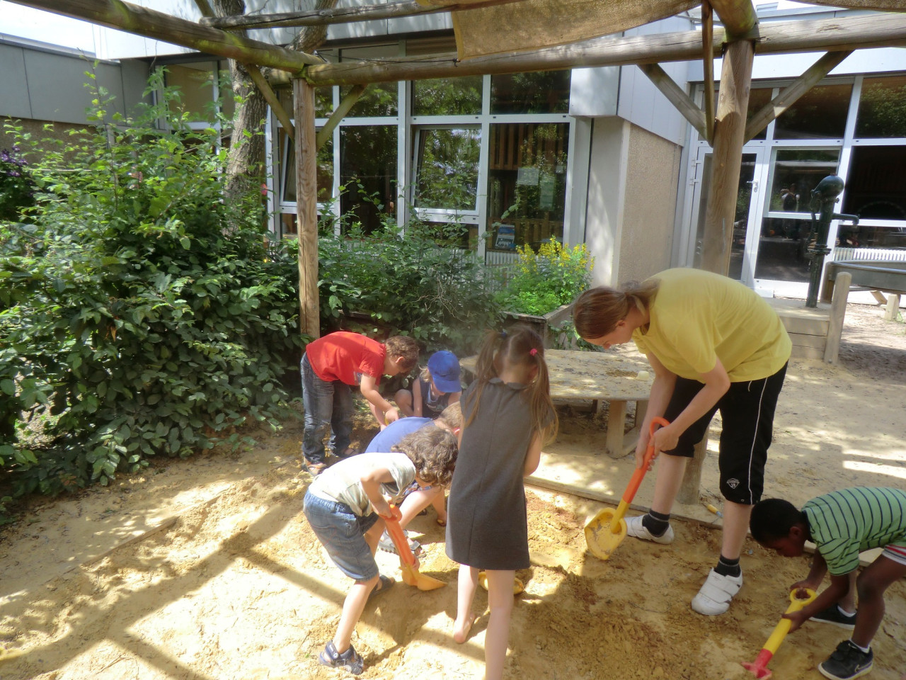 Nico Herrmann mit Kindern der Kita auf dem Außengelände