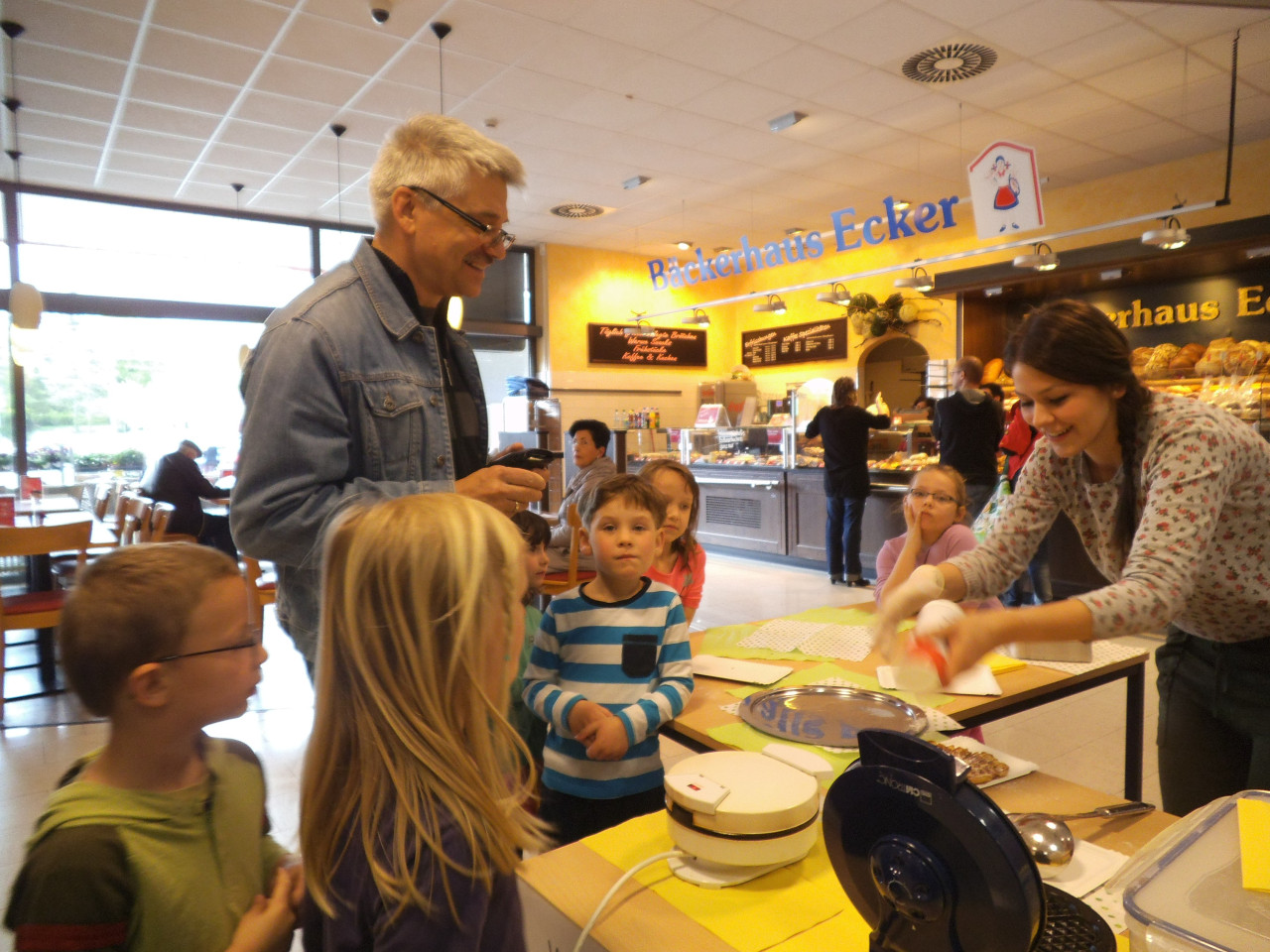 Kinder verkaufen Waffeln