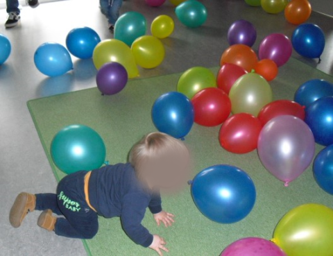 Geräusche machen mit verschieden großen Luftballons