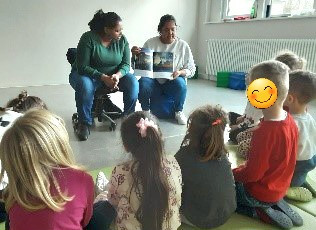 Eltern lesen Kindern vor