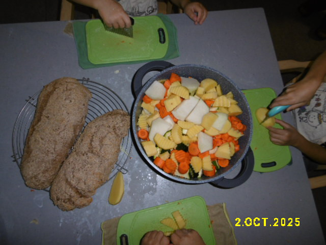 Gemüseschnippeln und Brotbacken für die Suppe