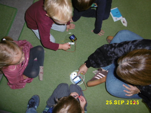 Licht an.. die Kinder bauen eine Lampe