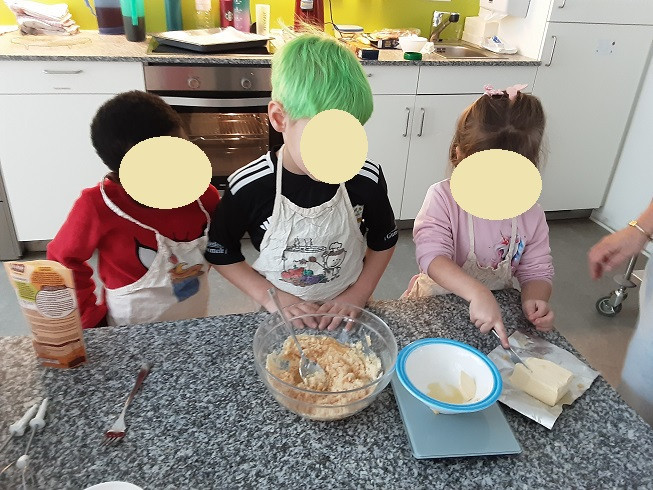 die Kinder backen den Königskuchen